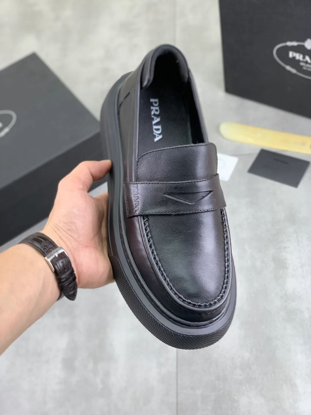 Men's men's shoes 💰P500 New PRADA Prada spring new casual leather shoes Original purchase, development and production Prada men's classic series, technical breathable fabrics with cowhide, casual sports shoes, casual shoes, sports dad shoes combine high-tech breathable materials and cowhide, P family exclusive button decoration on the side. The outsole is full of P italic design and bright colors to show vitality and continue the brand design inspiration. Stroll around the city lightly and feel free and comfortable. Delivered in exquisite packaging 🛍📦 ▪️Material: original customized calfskin with breathable material ▪️Inner lining: cowhide lining ➕cowhide feet ▪️Outsole: open-molded TPU foam material ▪️Sole thickness: 3.5CM ▪️Size: Men's 38-44 (45 can be customized) 4️⃣ colors available